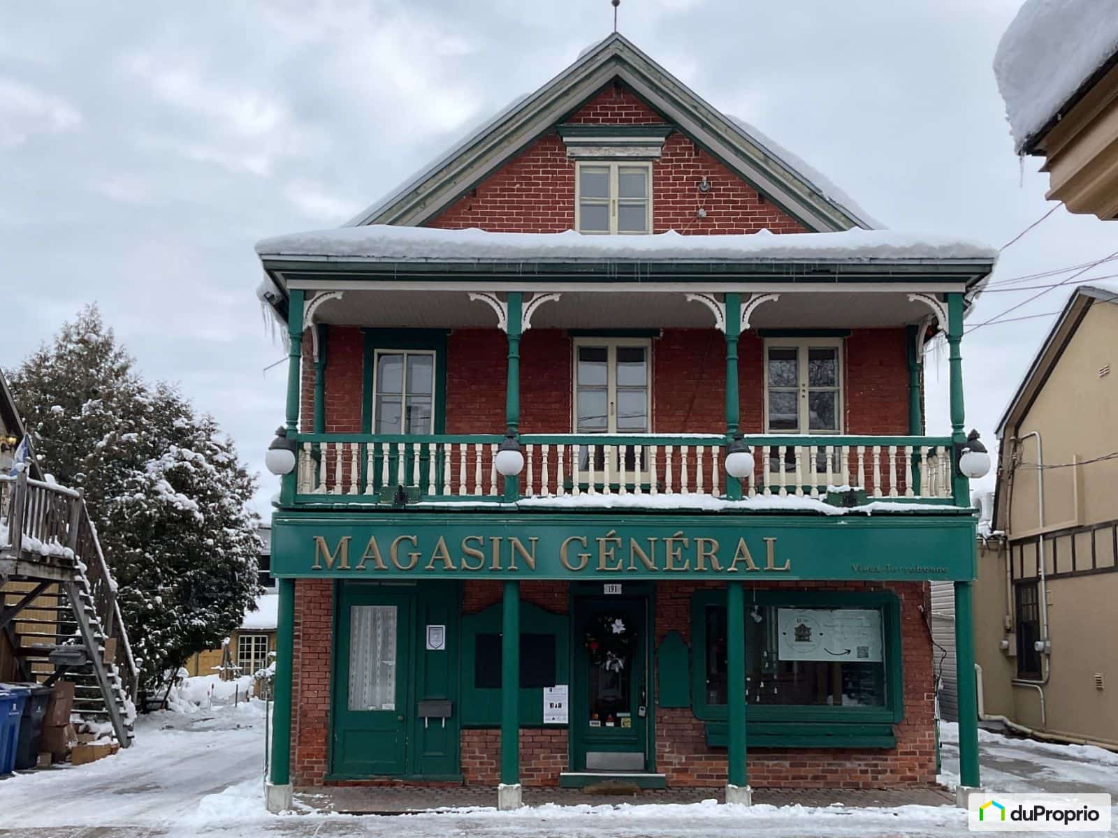 Un magasin général avec du cachet ancestral à vendre dans le Vieux