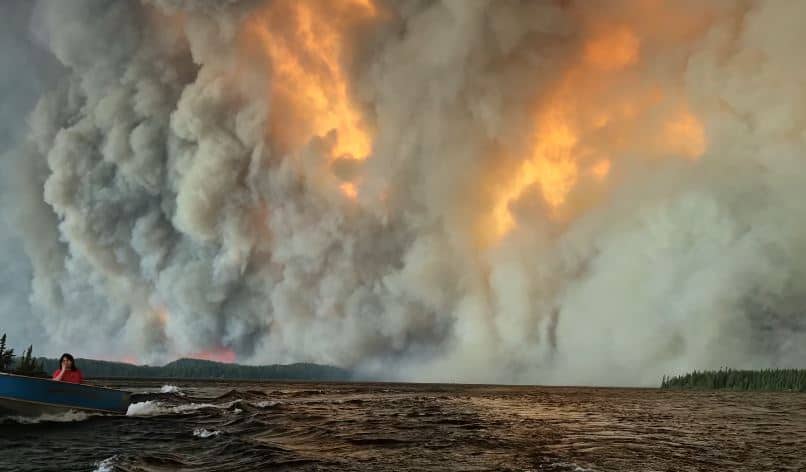 EN IMAGES | Une grande partie de l’Ontario ravagée par les flammes