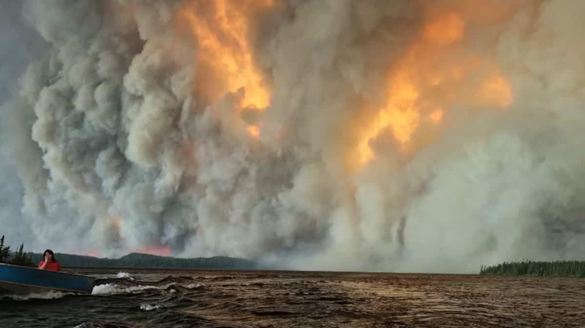 EN IMAGES | Une grande partie de l’Ontario ravagée par les flammes