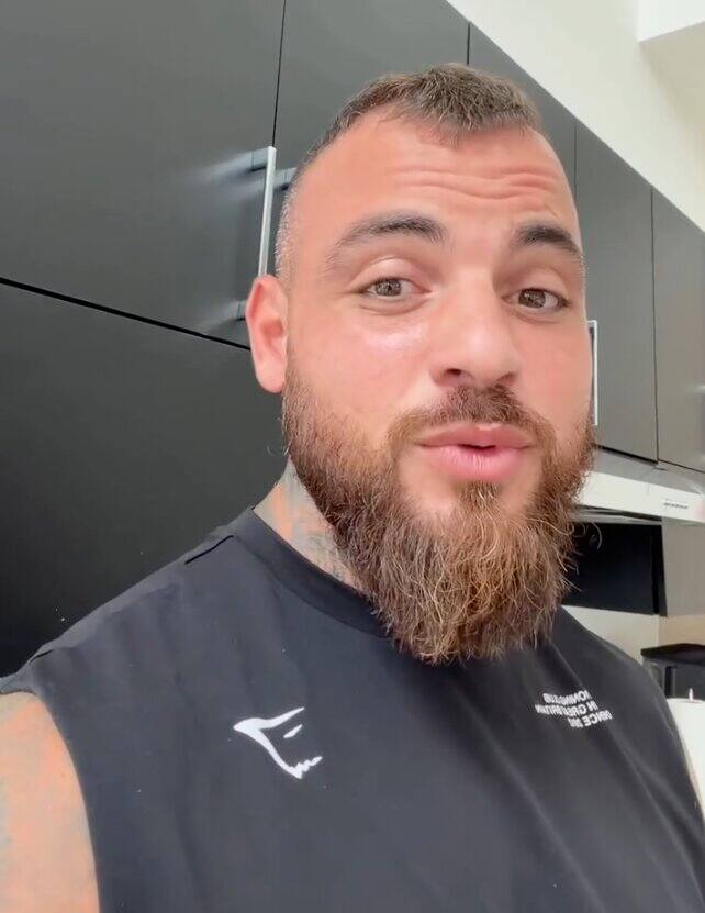 Quelques heures après avoir reçu la demande modifiée, le 31 août, Othmane Benouattaf a tourné une vidéo pour annoncer sa collecte de fonds.