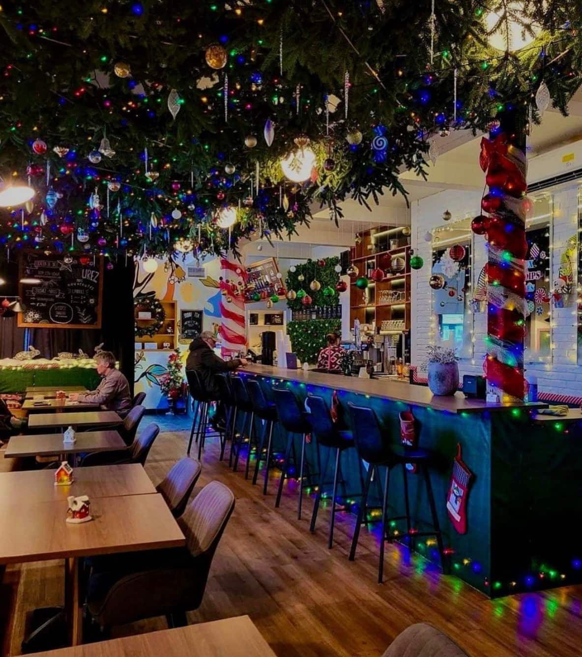 Ce restaurant de Sherbrooke se transforme en bar kitsch de Noël et c’est absolument féérique