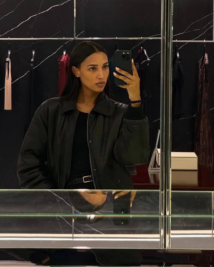 Une modèle enceinte et sublime ouvre le défilé