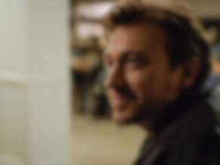 Il s'ouvre sur la fin d'Une autre histoire