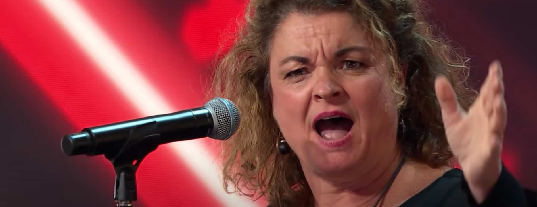 Elle chante pour une dame en soins palliatifs
