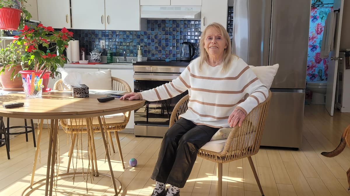 À 81 ans, elle doit chercher un emploi parce qu’elle n’arrive pas à joindre les deux bouts