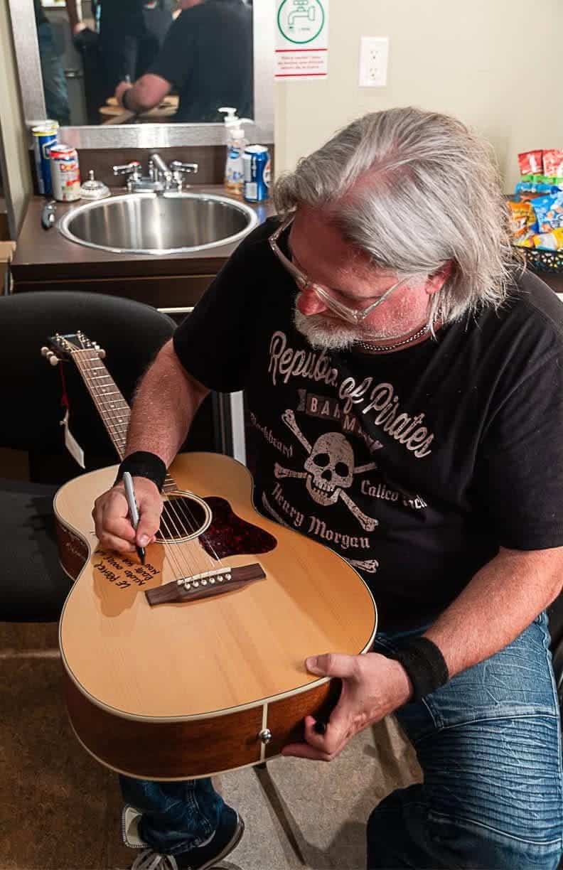 «Une guitare pour rêver»: quand une guitare devient un message d'espoir pour des jeunes en difficulté