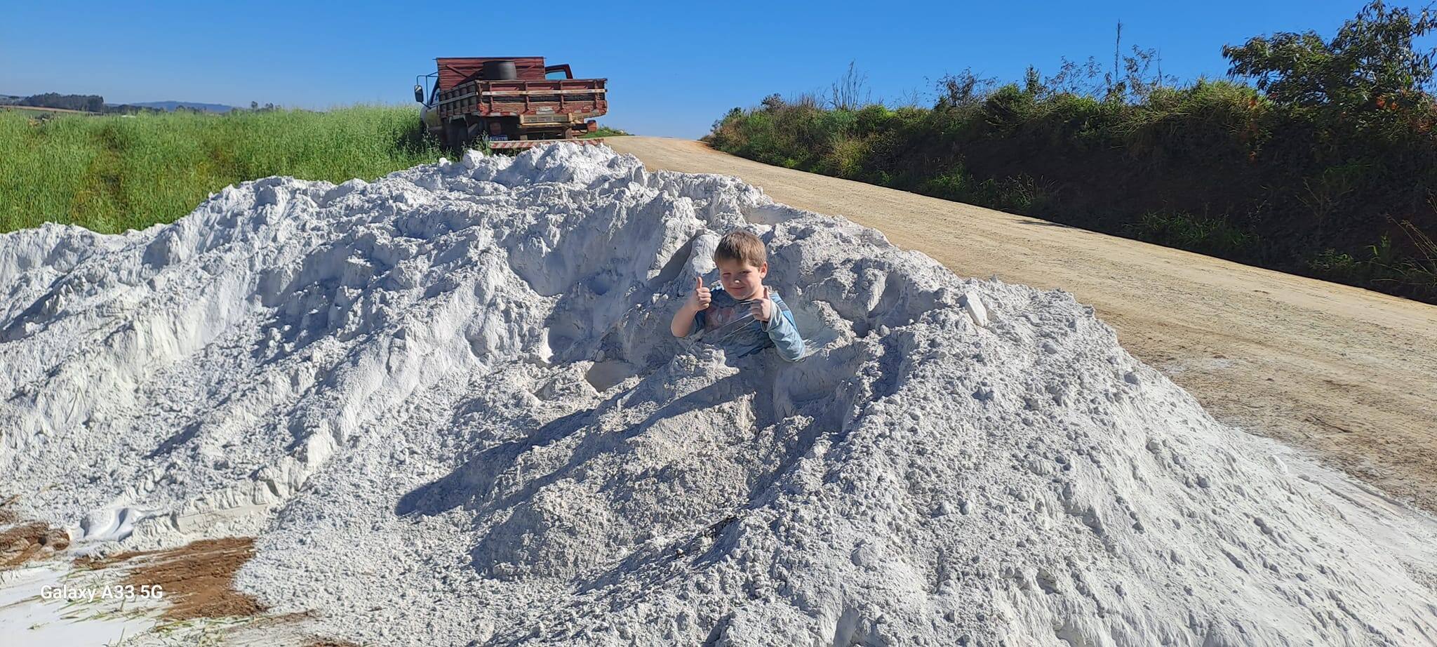 Un petit garçon de sept ans joue dans du sable toxique au Brésil et ...