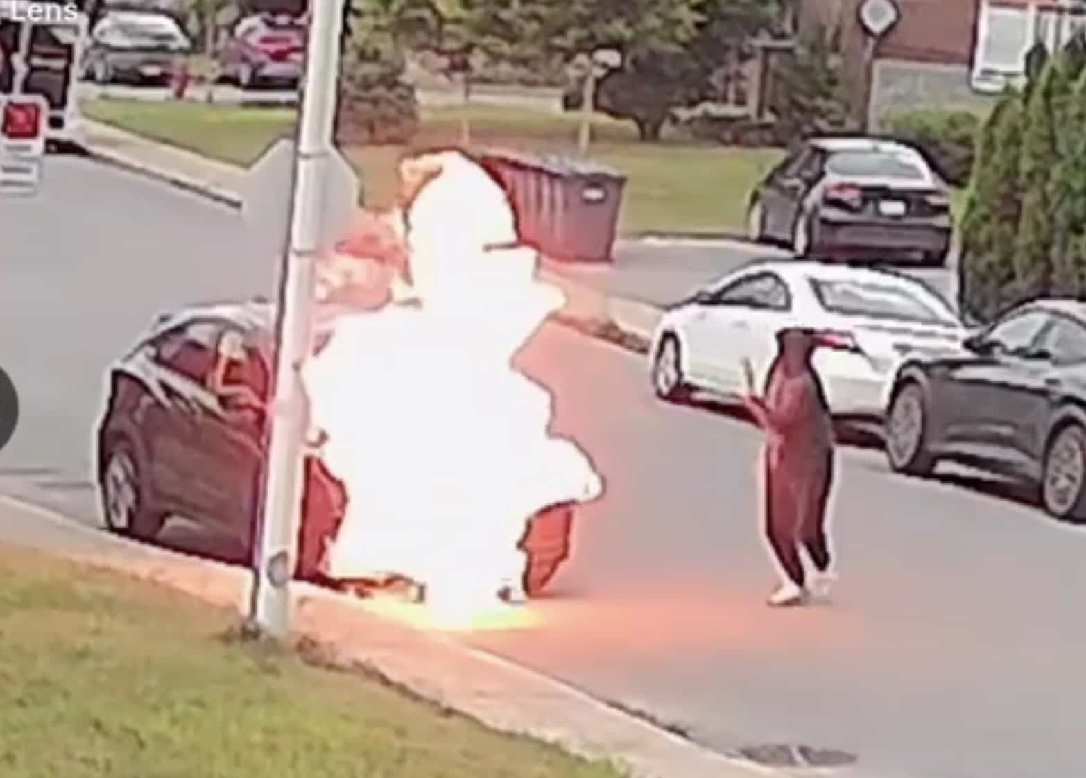EN VIDÉO | Un incendiaire filmé en flagrant délit à Laval