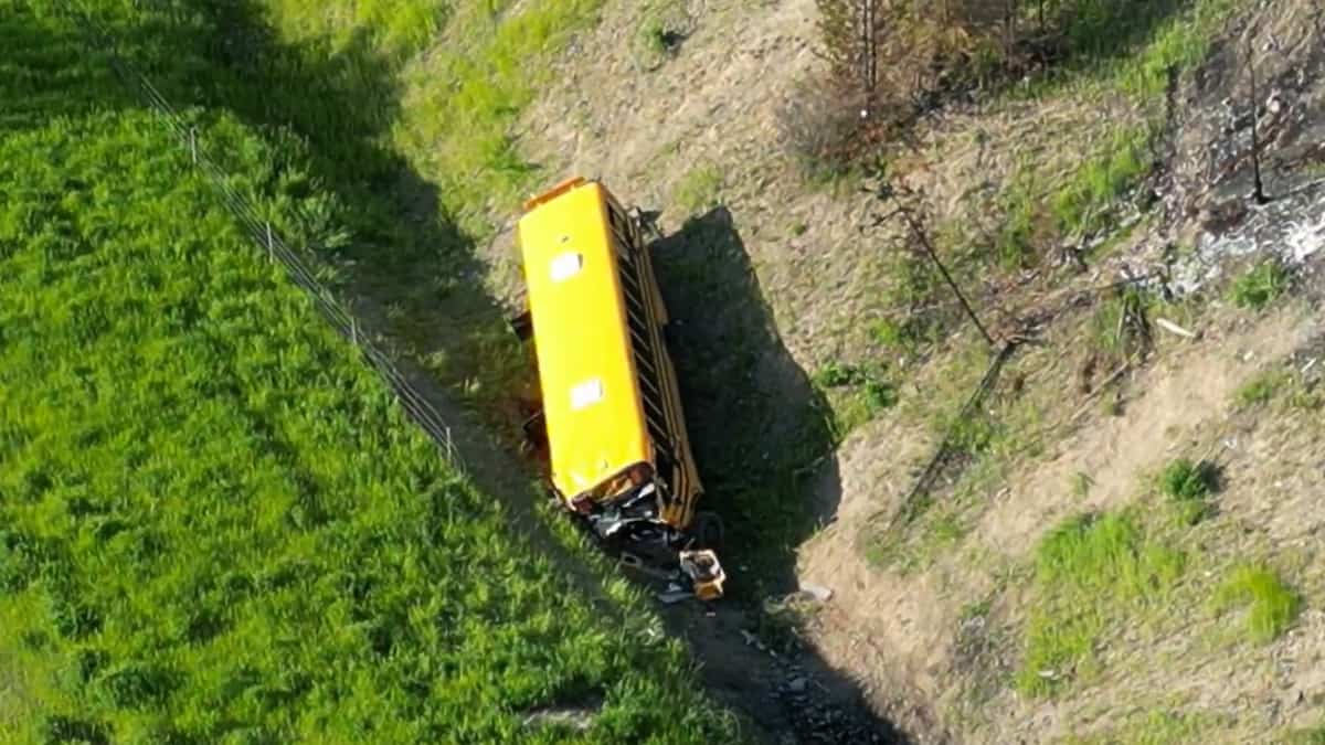 Accident d’autobus scolaire en Colombie-Britannique: une douzaine de blessés, dont sept évacués par transport aérien