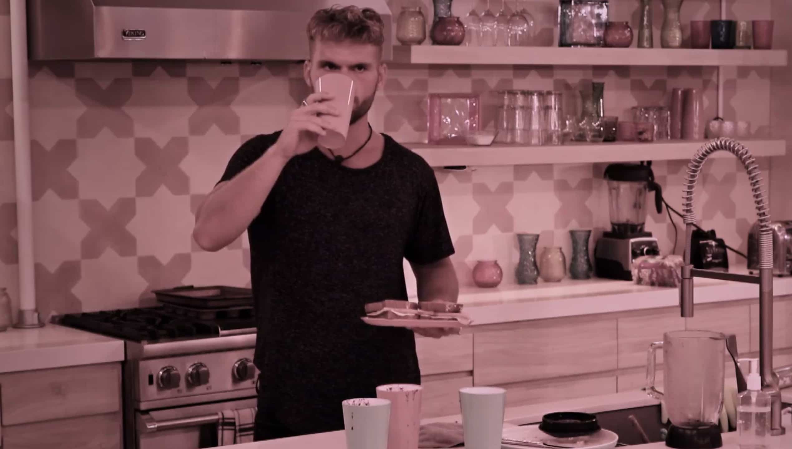 Il se fait un snack pendant que le monde braille