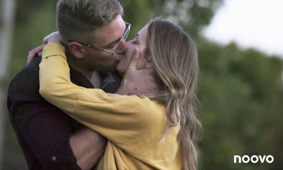 Un Premier Baiser Entre Ces Candidats Charme Les Fans De L Amour Est Dans Le Pre 7 Jours Un Premier Baiser Entre Ces Candidats Charme Les Fans De L Amour Est Dans Le Pre 7 Jours