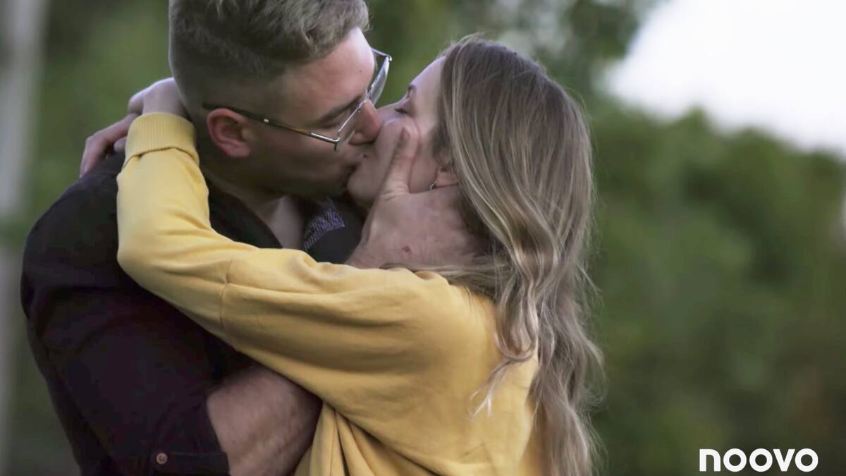 Un Premier Baiser Entre Ces Candidats Charme Les Fans De L Amour Est Dans Le Pre 7 Jours Un Premier Baiser Entre Ces Candidats Charme Les Fans De L Amour Est Dans Le Pre 7 Jours