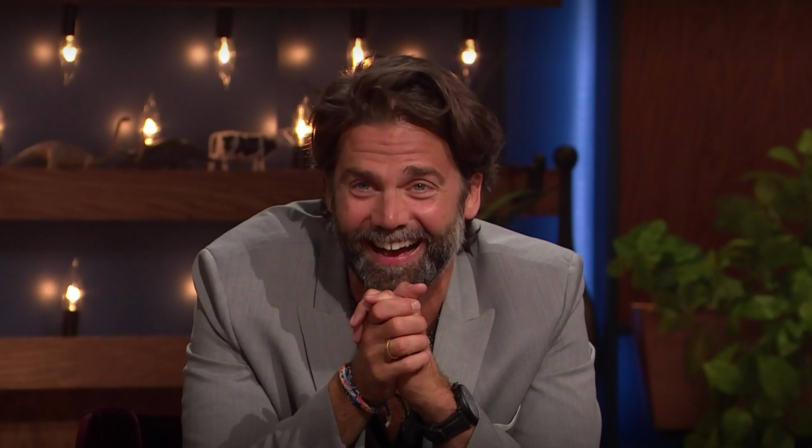 Surpris par sa mère et sa conjointe à la télé