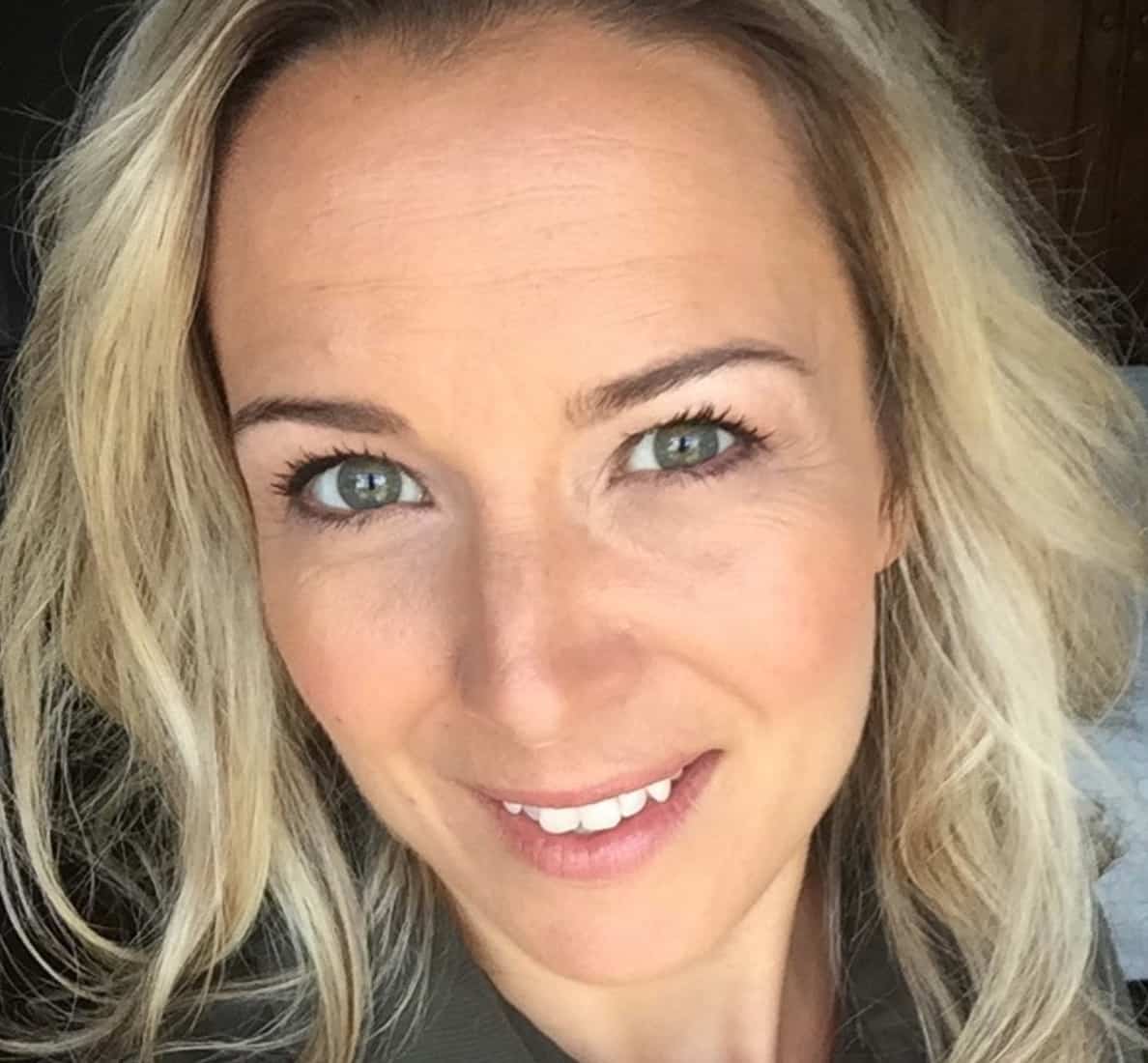 Julie Houle ose les cheveux mauves