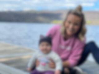 Ils fêtent le premier anniversaire de leur fille