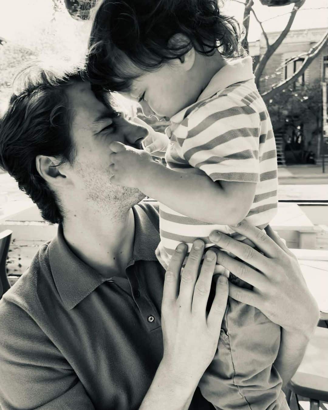 Une première photo de son amoureuse enceinte