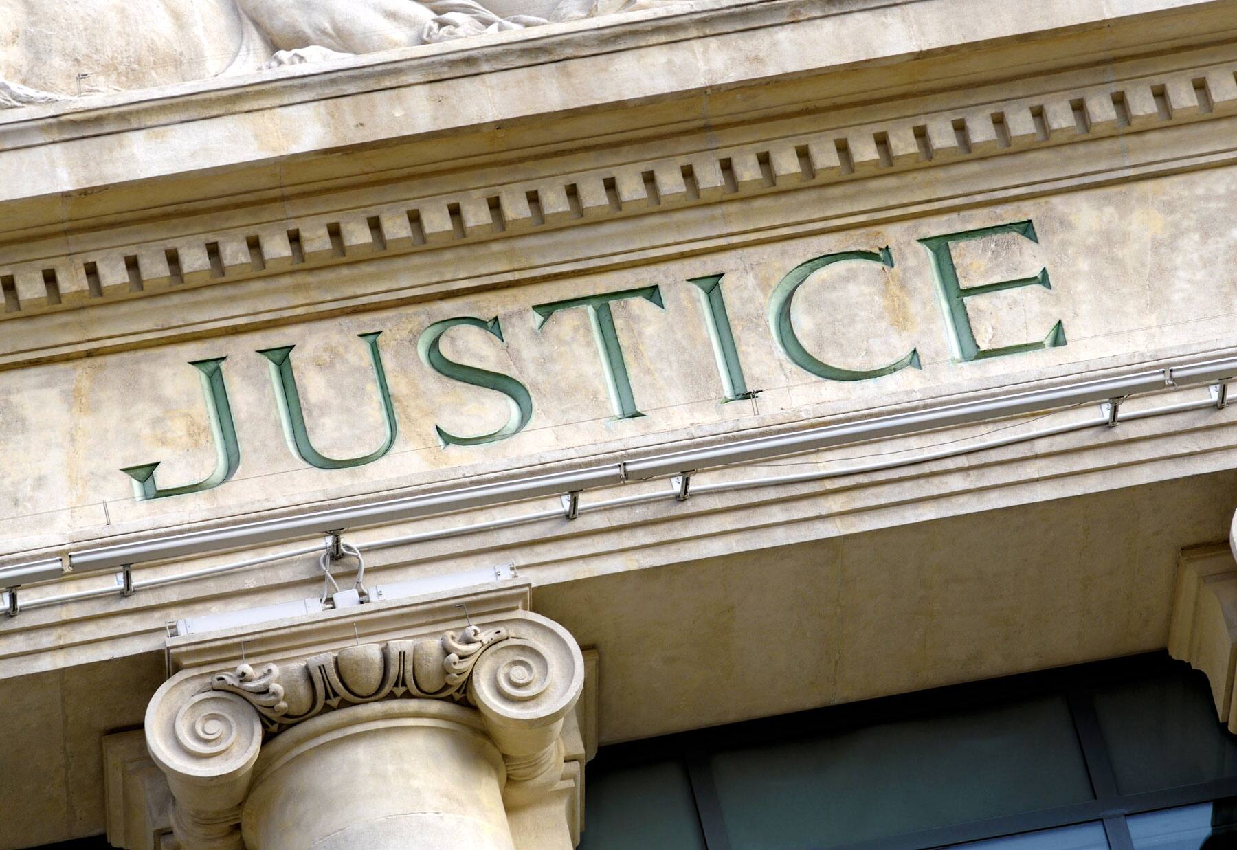 Deux policiers plaident coupable pour des photos de meurtres sur WhatsApp