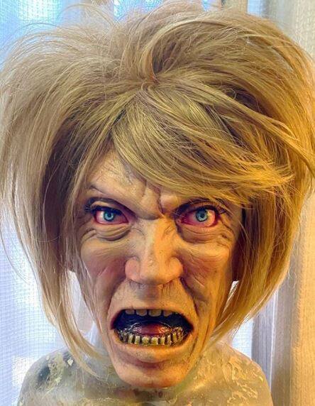 Un artiste crée un masque «Karen» pour l’Halloween