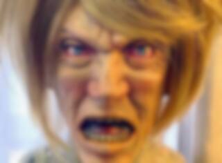 Un artiste crée un masque «Karen» pour l’Halloween