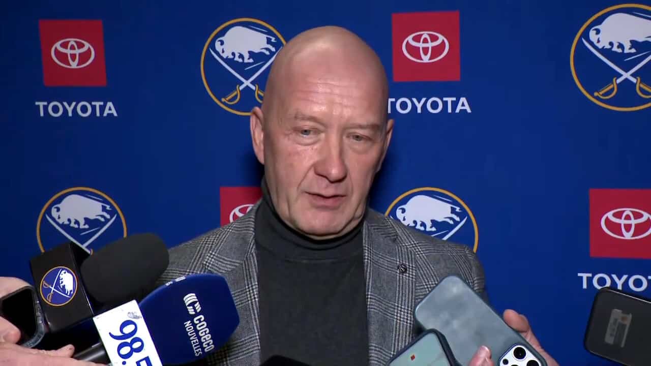 Kek&auml;l&auml;inen dans une posture semblable &agrave; celle de Hughes