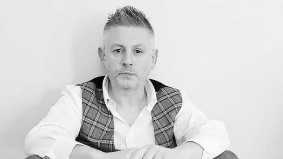 Il offre un contrat de disque à son plombier après l’avoir entendu chanter en travaillant