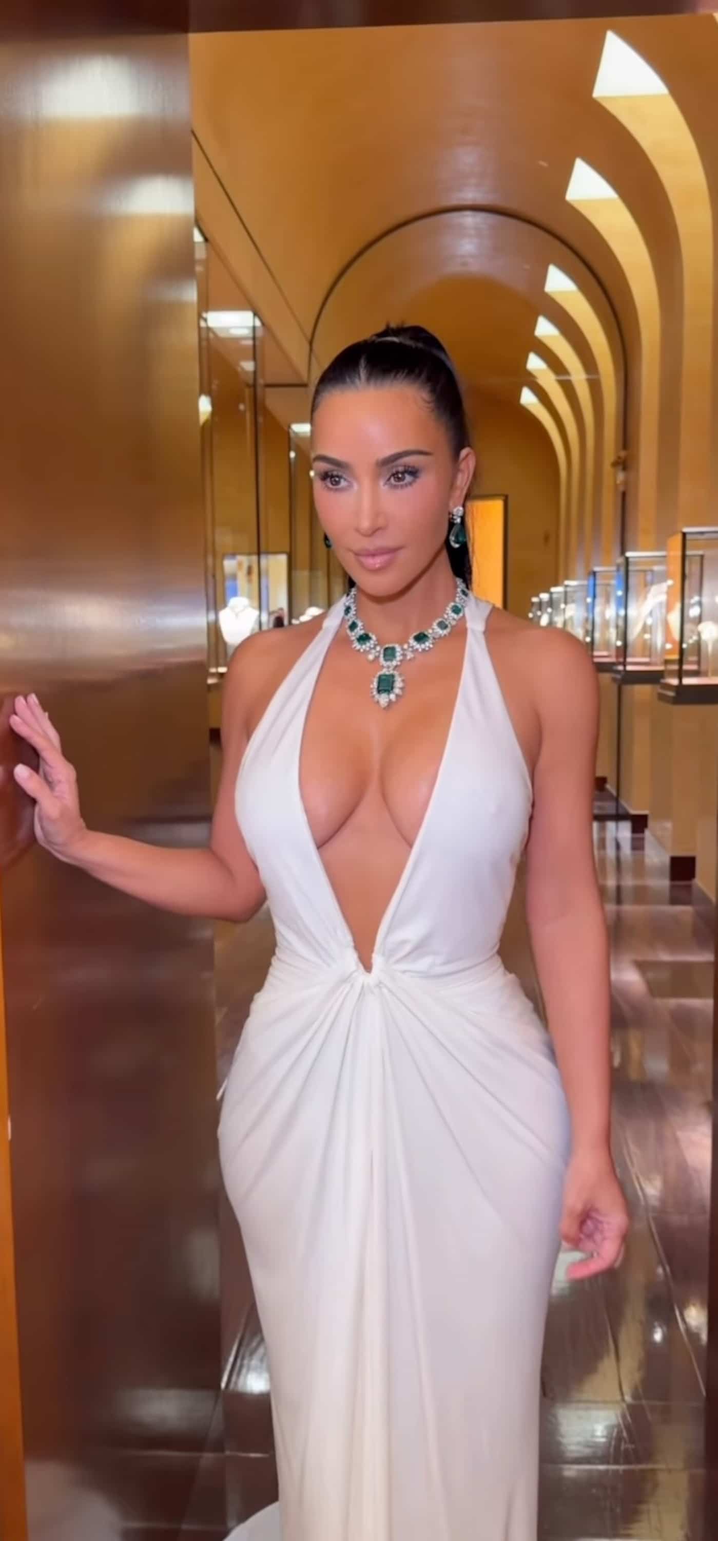 Kim Kardashian arbore le collier en émeraudes historique ayant appartenu à Elizabeth Taylor