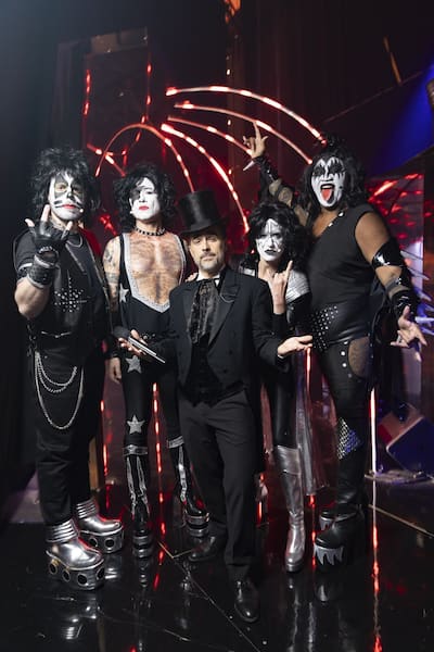 Para el especial de Halloween de “Masked Singers”, los investigadores Sam Breton, Stéphane Rousseau, Anouk Meunier y Mélissa Bédard se disfrazaron de Kiss. El presentador Sébastien Benoît rindió homenaje al Sr. Monopoly.