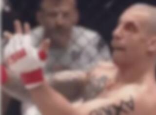 Un combattant MMA se replace un doigt disloqué