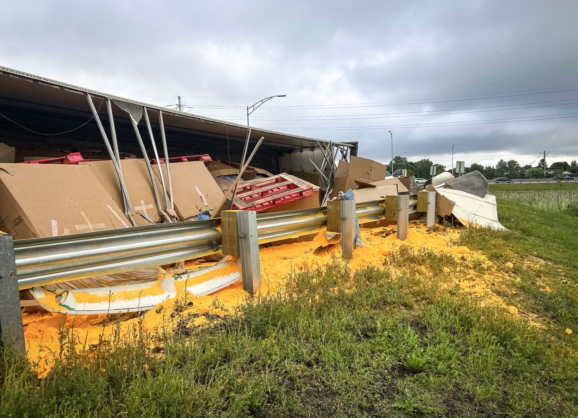 Un poids lourd se renverse près du pont Champlain: de la poudre de Kraft Dinner partout