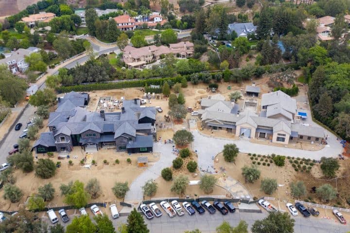 Les Kardashian se font encore bâtir 