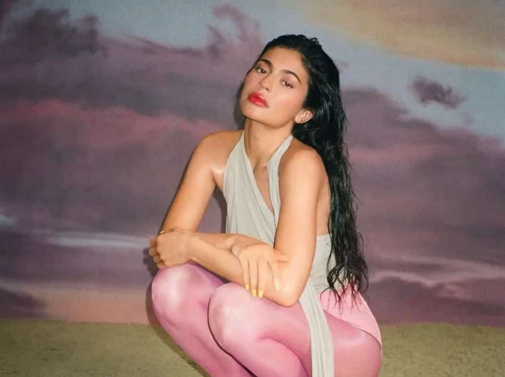 Kylie Jenner dans une robe digne de Bridgerton