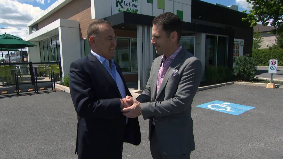 Un père passe le flambeau (du hot-dog) à son fils