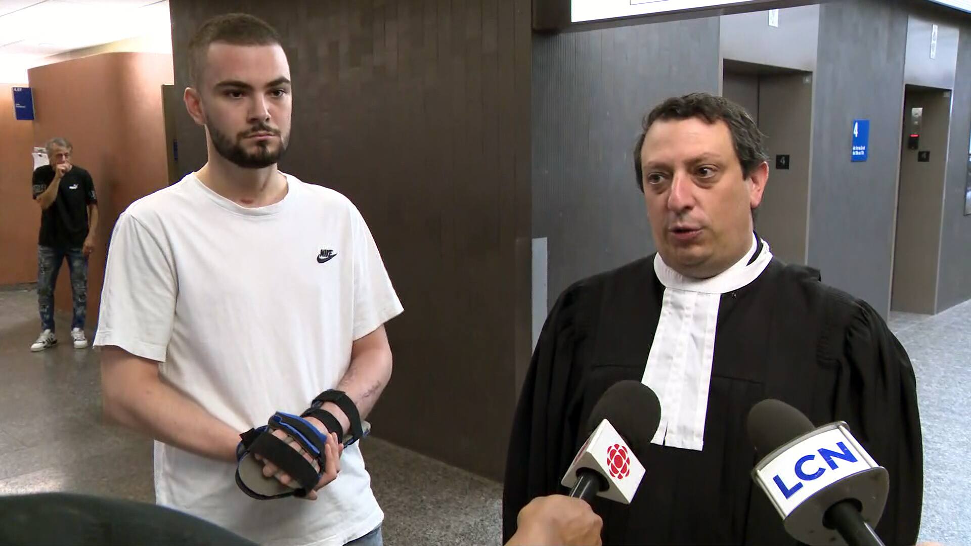 Atteint de trois balles tir&eacute;es par un policier: les agents auraient pu agir autrement, plaide la famille