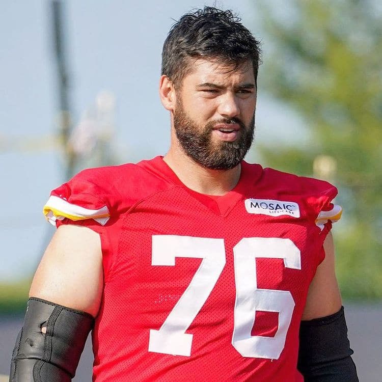 Blessé, il est forcé de rester à l'écart