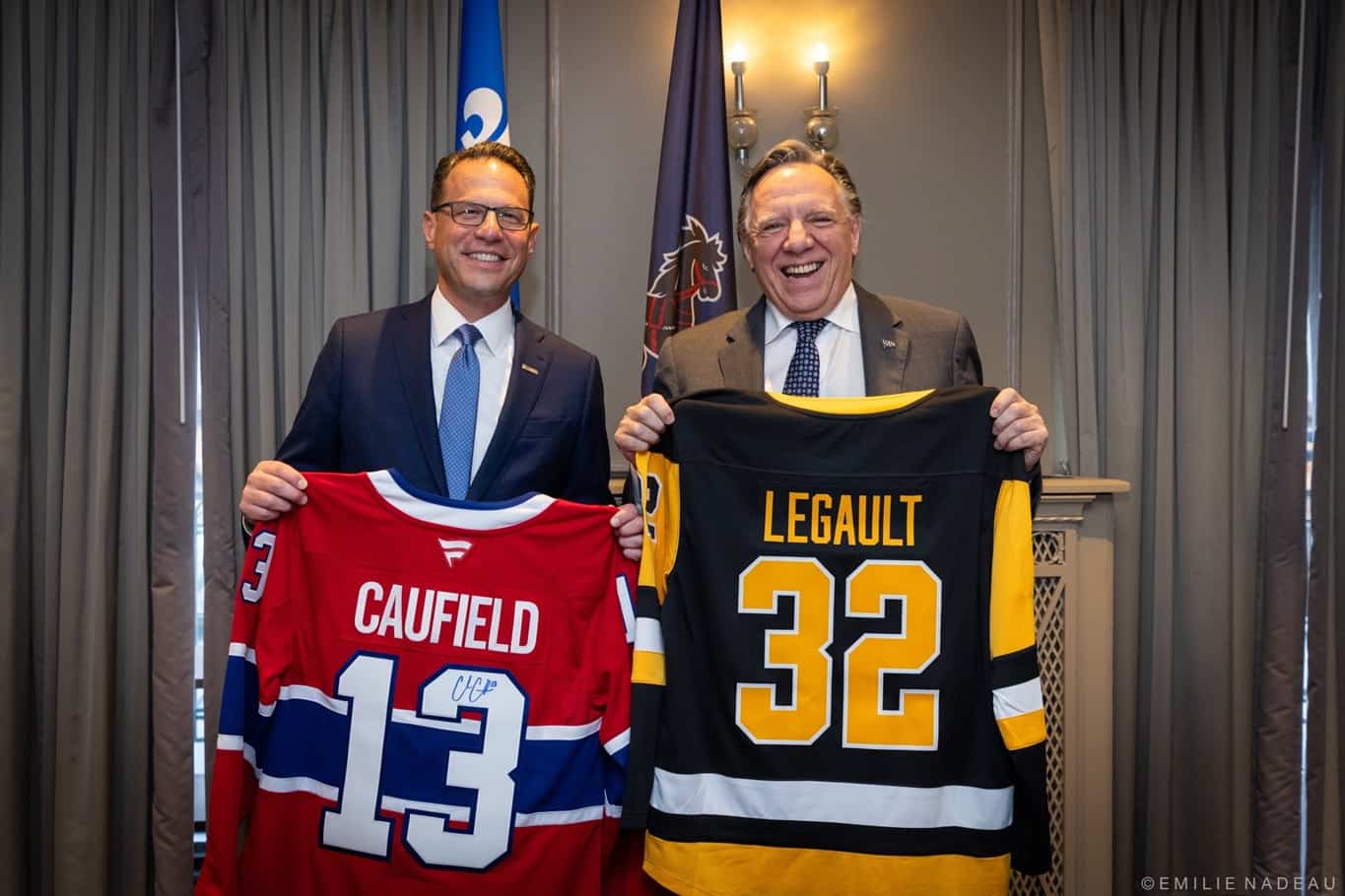 Échange symbolique de chandails de hockey entre François Legault et ...