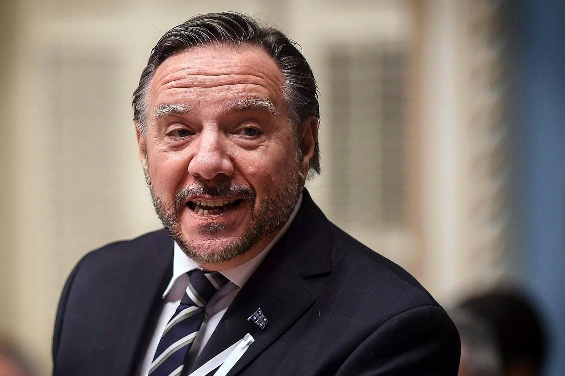 François Legault a un sosie avec des cheveux longs et c'est troublant | Le Sac de chips