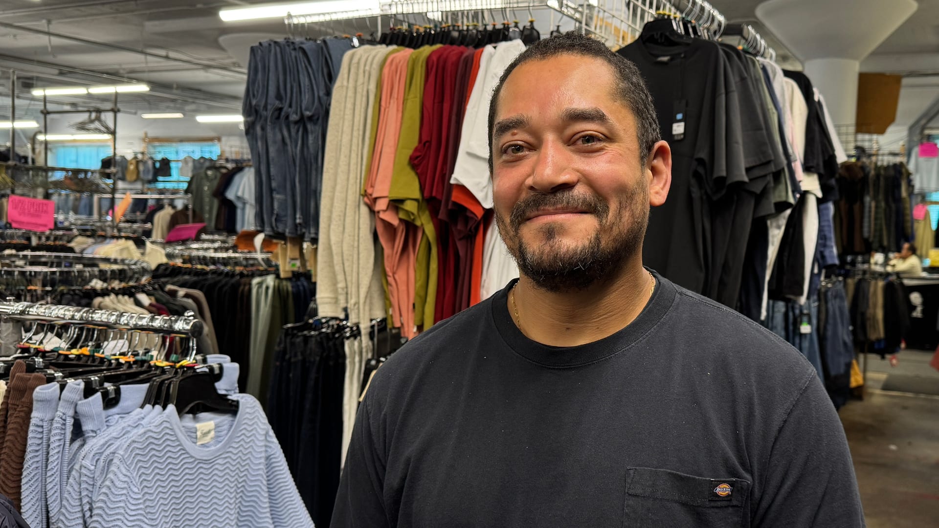 Leroy Richardson dans son magasin de Montréal le 17 juillet 2026.