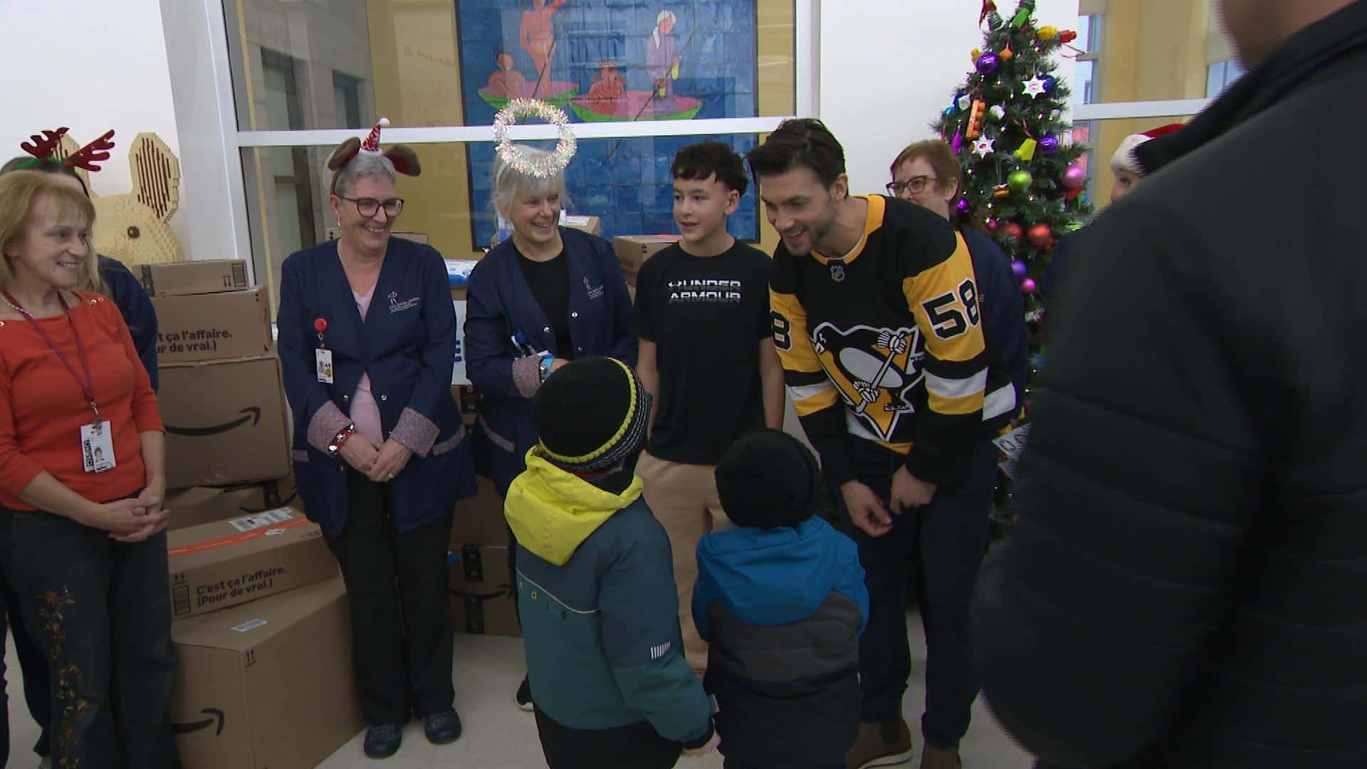 Kristopher Letang d&eacute;barque au CHU Sainte-Justine pour soutenir les enfants malades