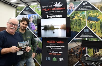 Robert Lessard et le proprio Mathieu Lord vous attendent à leur kiosque de la Pourvoire du Lac Laflamme, située dans les Monts-Valin, un paradis de pêche pour la truite mouchetée indigène.
