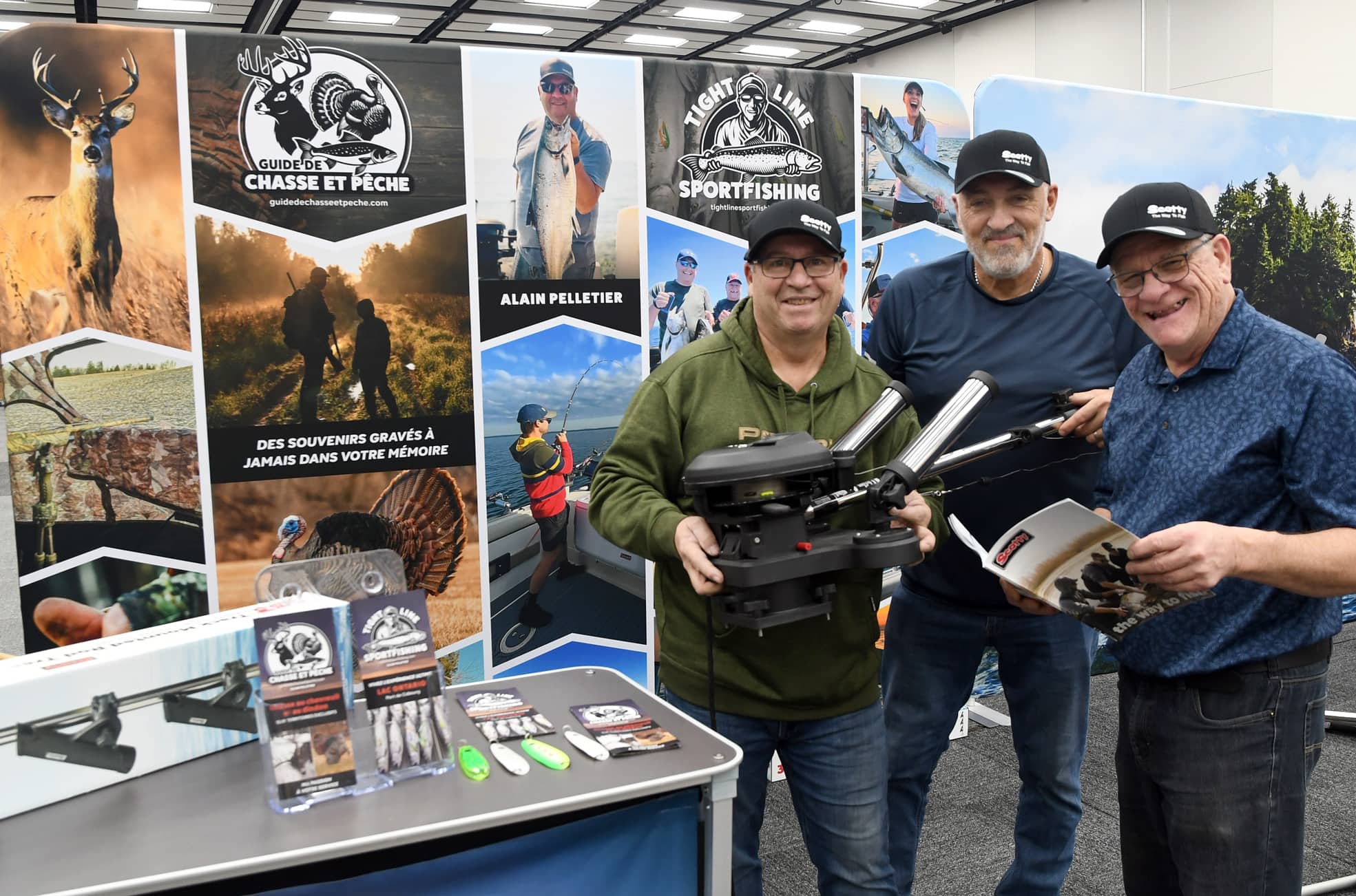 Al kiosque de la Scott compagniey, vous allez découvrir de nombreux produits et les tre expert, de gauche à droite, Alain Pelletier guide de pêche et de chasse, Denis Chabot et Lino Maloni.