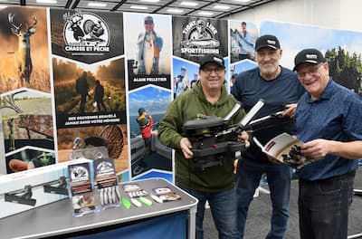 Al kiosque de la Scott compagniey, vous allez découvrir de nombreux produits et les tre expert, de gauche à droite, Alain Pelletier guide de pêche et de chasse, Denis Chabot et Lino Maloni.