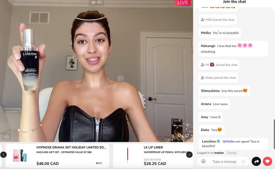Capture d'écran d'une séance de live shopping. Comme on peut le constater, les clients peuvent interagir entre eux ou avec le représentant de la compagnie. Les produits présentés sont indiqués au bas de la vidéo, ce qui permet aux consommateurs de les acquérir en moins d'un clic.
