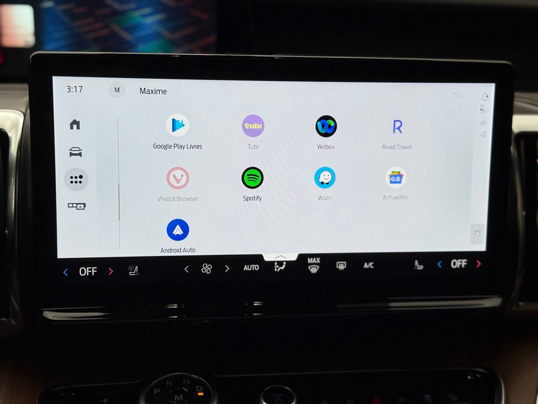 Plusieurs logiciels ne peuvent être lancés quand le véhicule est en mouvement.