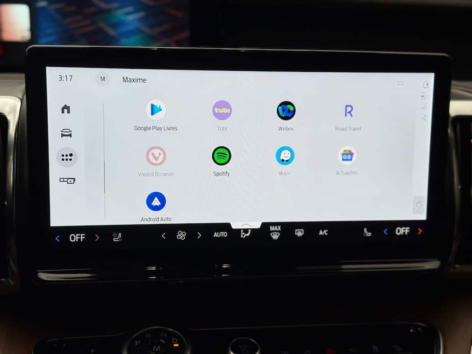 Plusieurs logiciels ne peuvent être lancés quand le véhicule est en mouvement.