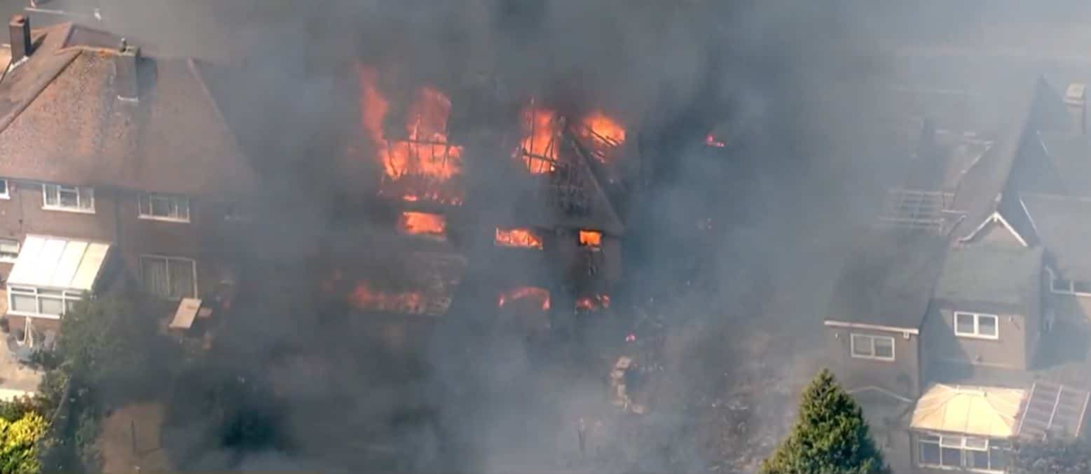 EN VID&Eacute;O | Un h&eacute;licopt&egrave;re survole les lieux d'un incendie dans la r&eacute;gion de Londres