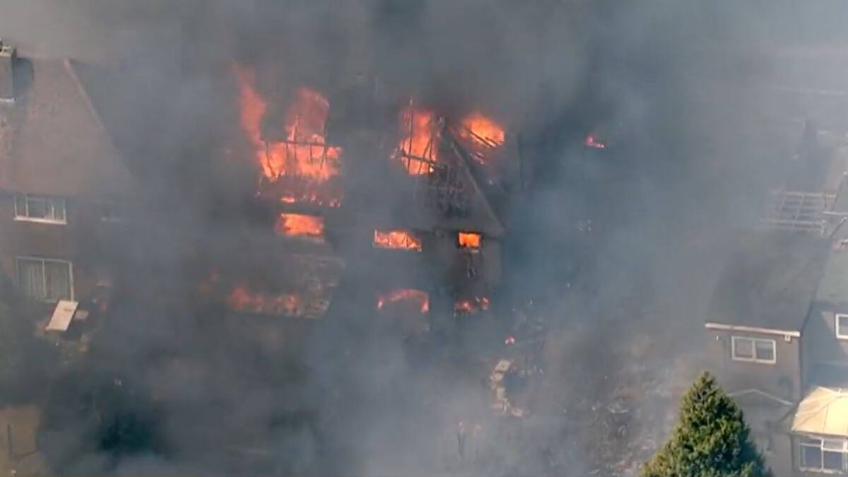 EN VIDÉO | Un hélicoptère survole les lieux d'un incendie dans la région de Londres