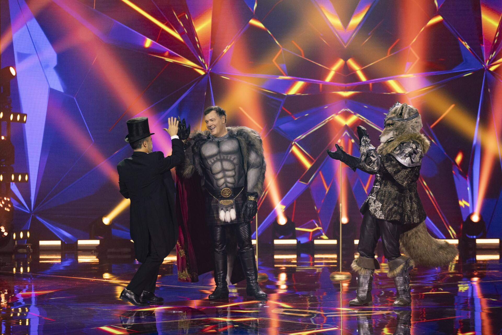 Sébastien Benoît con Mario Pelchat, que acababa de cantar con Renardo durante el especial de Halloween de “Masked Singers” mientras redescubría su disfraz de Lobo, visto en la tercera temporada.