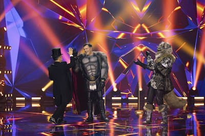 Sébastien Benoît con Mario Pelchat, que acababa de cantar con Renardo durante el especial de Halloween de “Masked Singers” mientras redescubría su disfraz de Lobo, visto en la tercera temporada.
