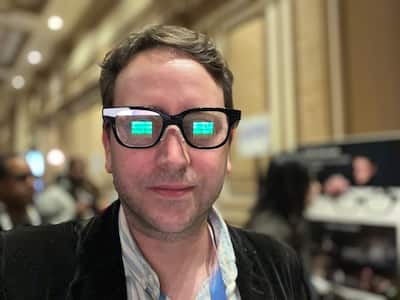 Es una pena que la interfaz de las gafas inteligentes Rokid AI sea visible para quienes te rodean, porque su diseño es bastante elegante.