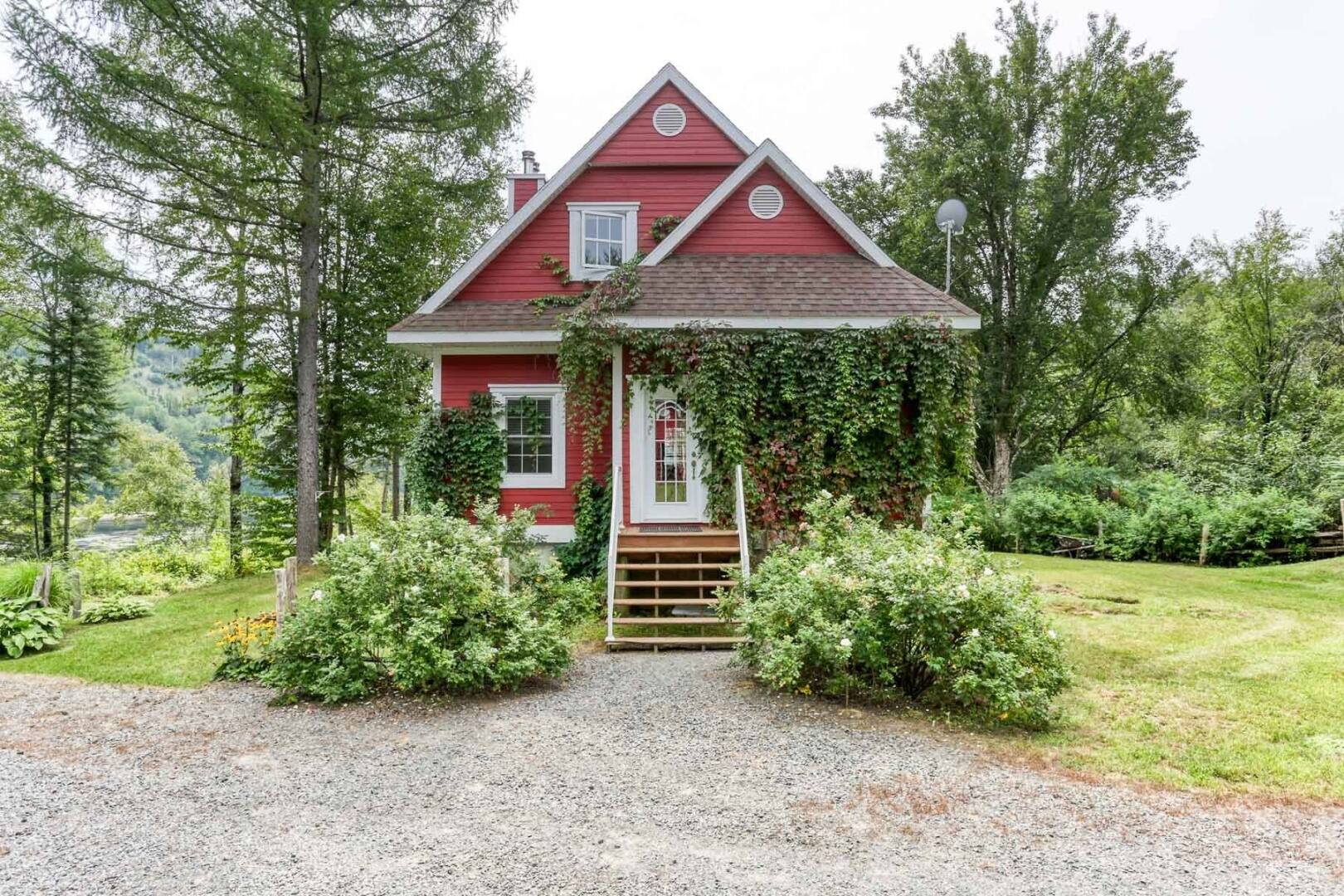 Un chalet de style farmhouse à vendre  pour 639k$